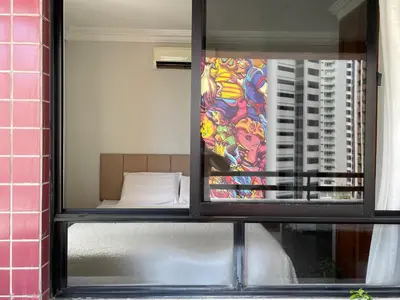 Uma cama ou camas num quarto em Espaçoso 2 rooms, ampla varanda perto do mar