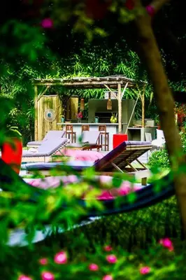 Um jardim no exterior de Casa'Lex, magnífica casa perto do mar