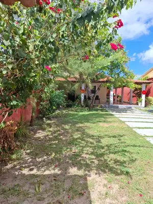 Um jardim no exterior de Casa em Paracuru