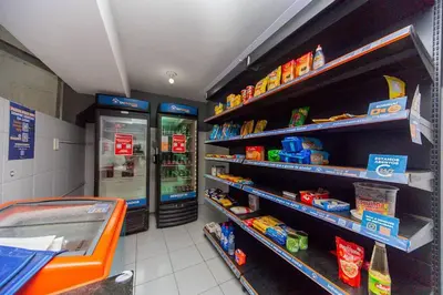 Um supermercado ou outras lojas no apartamento ou nas proximidades