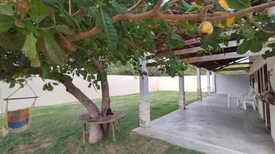 Um jardim no exterior de Casa Portal das Flecheiras