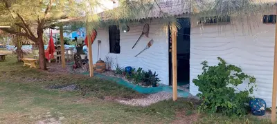 Um jardim no exterior de Portal Vida chalé na praia da Taiba