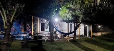 Um jardim no exterior de Portal Vida chalé na praia da Taiba