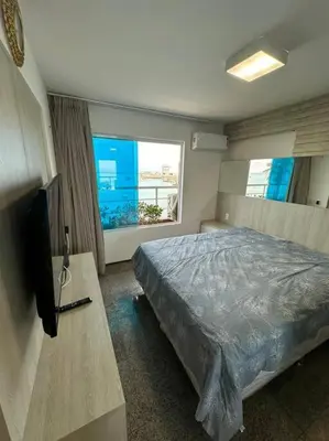 Uma televisão e/ou sistema de entretenimento em Lindo Flat beira-mar