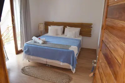 Uma cama ou camas num quarto em Hospedaria Villa Água de Côco Jericoacoara