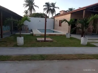 Um jardim no exterior de Chalé dos Coqueiros em Paracuru