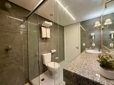 Uma casa de banho em Hotel Bourbon - Quarto 1603 - Beira Mar de Fortaleza - Vista Mar