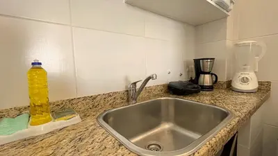A cozinha ou kitchenette de 2 suítes temporada - VENTILADO E NASCENTE, condomínio tranquilo com PISCINA, CHURRASQUEIRA E PLAYGROUND I Cozinha completa, estacionamento coberto, home office I Ideal para FAMÍLIAS E CASAIS I Prox do BEACH PARQUE e PRAIA - Porto das Dunas - CE