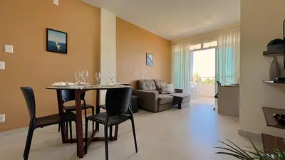 Uma área de estar em 2 suítes temporada - VENTILADO E NASCENTE, condomínio tranquilo com PISCINA, CHURRASQUEIRA E PLAYGROUND I Cozinha completa, estacionamento coberto, home office I Ideal para FAMÍLIAS E CASAIS I Prox do BEACH PARQUE e PRAIA - Porto das Dunas - CE