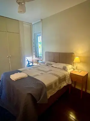 Uma cama ou camas num quarto em Suítes privativas em residência com anfitriã - próximo à praia