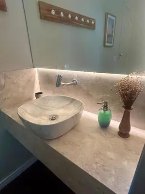 Uma casa de banho em Suítes privativas em residência com anfitriã - próximo à praia