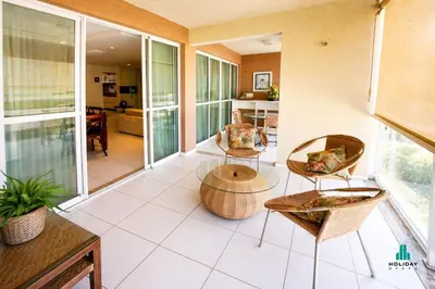 Uma área de estar em Palm Beach 206 BL 4 by Holiday Stays