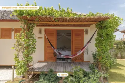Um jardim no exterior de Oca Carioca Fortim em Condomínio c/ Serviço