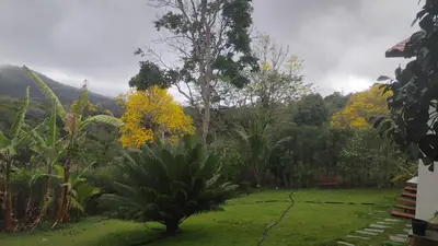 Um jardim no exterior de Reserva dos Ipês
