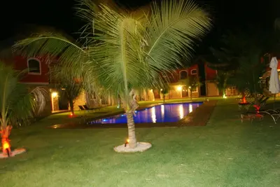 Um jardim no exterior de Flat La Fazenda