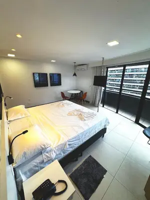Uma cama ou camas num quarto em Deluxe Rooms by Holiday Stays