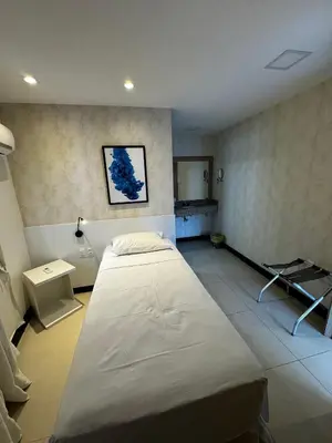 Uma cama ou camas num quarto em Deluxe Rooms by Holiday Stays
