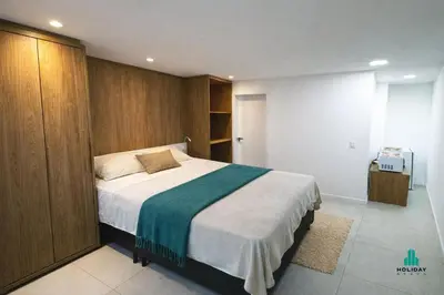 Uma cama ou camas num quarto em Deluxe Rooms by Holiday Stays