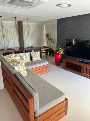 Uma televisão e/ou sistema de entretenimento em Apartamento Chique frente ao mar