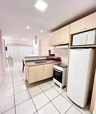 A cozinha ou kitchenette de Apartamento em Beach Class Praia de Iracema Por CasAmarInn