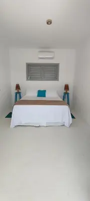 Uma cama ou camas num quarto em Pontal Praia Suítes