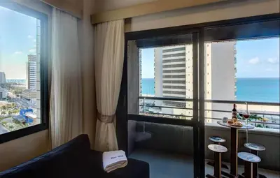 Uma vista do mar geral ou uma vista do mar a partir do apartamento