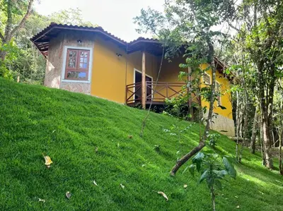 Um jardim no exterior de Chalé Carolina Bela