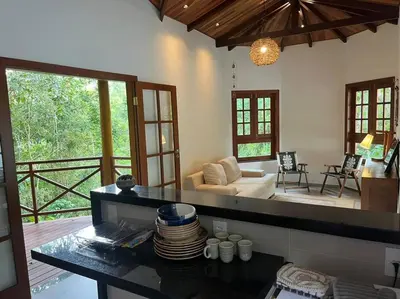 Uma área de estar em Chalé Carolina Bela
