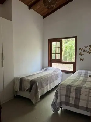 Uma cama ou camas num quarto em Chalé Carolina Bela