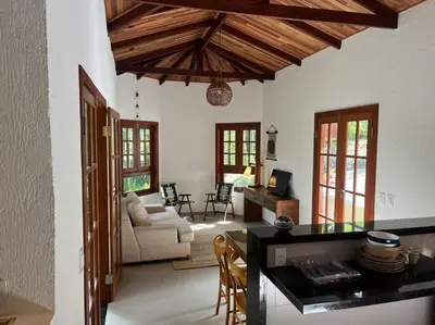 Uma área de estar em Chalé Carolina Bela