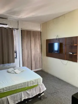 Uma televisão e/ou sistema de entretenimento em Tabajara Residence Service