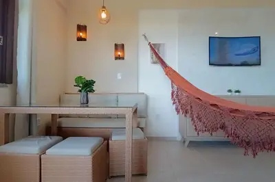 Uma televisão e/ou sistema de entretenimento em Flat Malua - Apartamento Pé Na Areia Com Vista Mar Taíba-CE