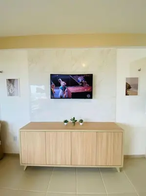 Uma televisão e/ou sistema de entretenimento em Flat Malua - Apartamento Pé Na Areia Com Vista Mar Taíba-CE