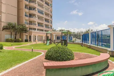 Um jardim no exterior de BeachVillage 1507N - Praia do Futuro por Carpediem