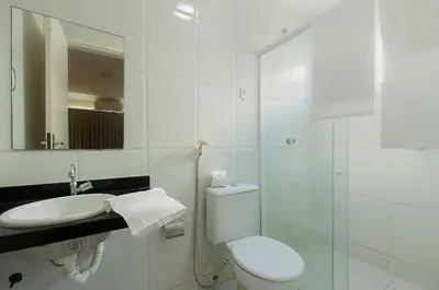 Uma casa de banho em Casa Incrível na Praia de Tabuba by Carpediem