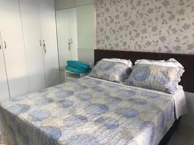 Uma cama ou camas num quarto em Apartamento Vista total do Mar uma cobertura a 400m do Beach Park no Porto das Dunas Aquiraz Condomínio Terramaris Piscina ampla Parque infantil Sauna Estacionamento privado