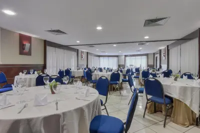 Um restaurante ou outro lugar para comer em Iate Plaza Hotel