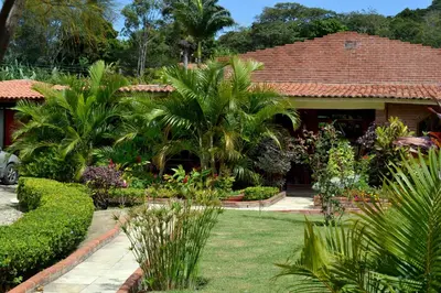Um jardim no exterior de La Dolce Vita
