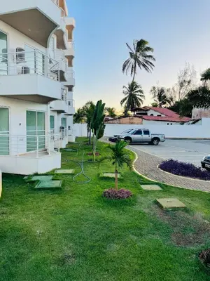 Um jardim no exterior de Smarts Beach Ap Cumbuco