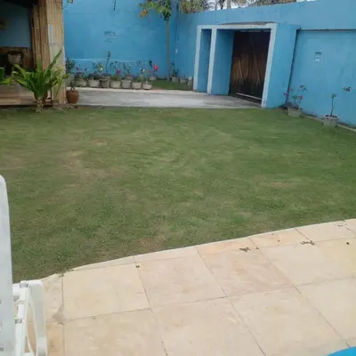 Um jardim no exterior de Casa por temporada na Caponga-Ce