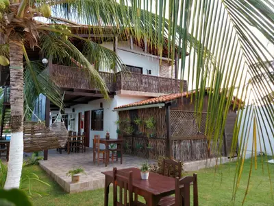 Um jardim no exterior de Pousada Brisa Del Mar