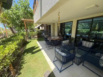 Um jardim no exterior de Wai Wai Cumbuco Eco Residence