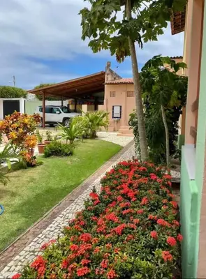 Um jardim no exterior de Recanto César Apart's