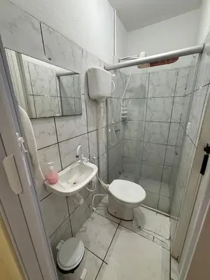 Uma casa de banho em Recanto César Apart's