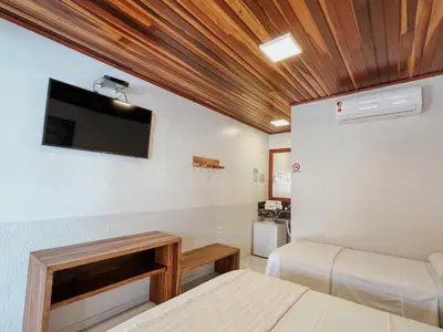 Uma televisão e/ou sistema de entretenimento em Rede Andrade Jeri Hotel