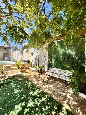 Um jardim no exterior de Casa Brisa da Praia em Paracuru