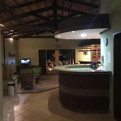 Uma televisão e/ou sistema de entretenimento em Pousada Navegantes Beach