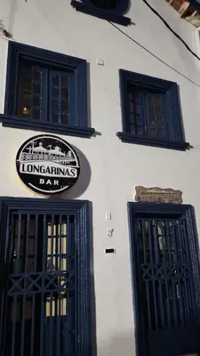 Um certificado, prémio, placa ou documento mostrado em pousada longarinas