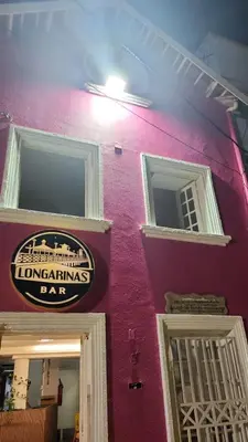 Um certificado, prémio, placa ou documento mostrado em pousada longarinas