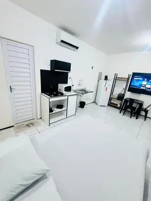 Uma televisão e/ou sistema de entretenimento em Ap no Derby com garagem e ar
